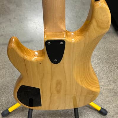 Nice G&L L-2000 USA Bass Guitar With G&L Hardshell Case image 4