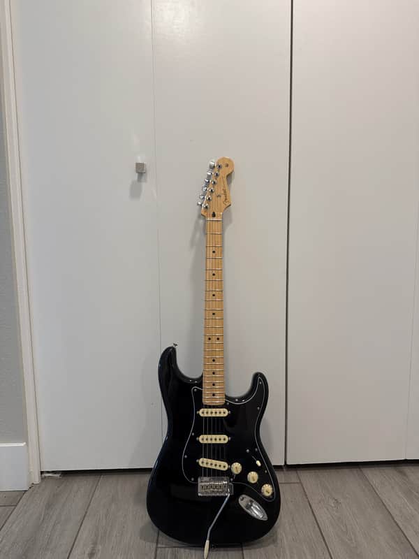 Fender FSR Special Edition Player Stratocaster with Maple Fretboard 2019 - 2021 - Black image 1