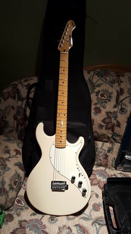 Line 6 Variax 600  White image 1