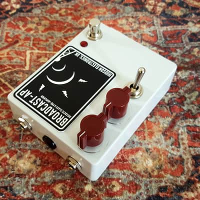 Hudson Electronics Broadcast-AP Ariel Posen Signature 2019 - Present - White image 3