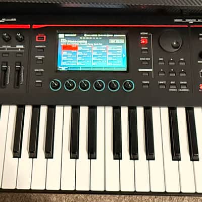 Roland FANTOM-06 61-Key Workstation Keyboard With Roland Bag