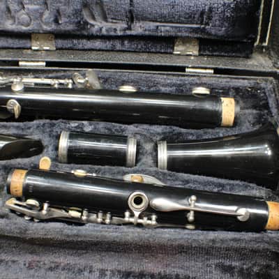 A LeBlanc Bb Clarinet in a Hard Case with Extras 28 C image 4