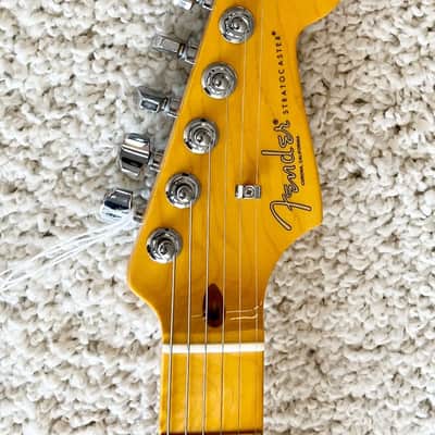 Mint Fender American Professional II Stratocaster, Sunburst with Case 7 lbs 11.8 oz image 5