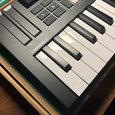 Novation Launchkey Mini 25 MKIV MIDI Keyboard Controller 2024 - Present - Black