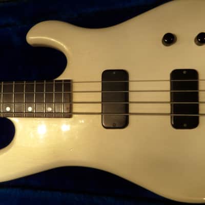 Gibson  IV Bass 1987 Pearl White image 3