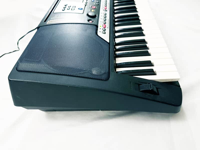YAMAHA PSR-540 Synthesizer Arranger Workstation 61-Key Keyboard