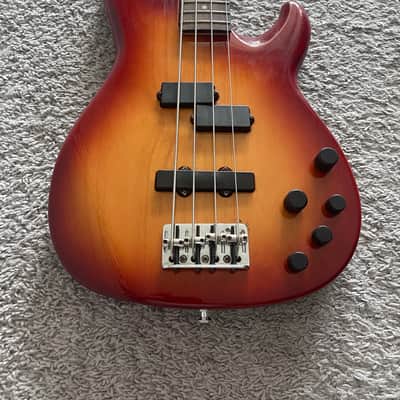 Fender Deluxe Zone Bass 2002 MIM Sienna Sunburst Rare 4-String Bass Guitar image 2