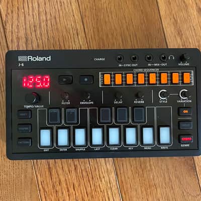 Roland J-6 AIRA Compact Chord Synthesizer 2022 - Present - Black image 2