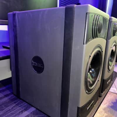 PMC Result6 Active Studio Monitors Pair – One Working, One Protect Mode image 4