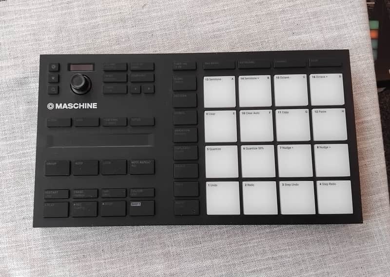 Native Instruments Maschine Mikro MKIII, with software image 1