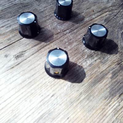 4 Kustom amp small knobs image 1
