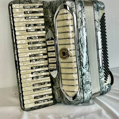 Wonderful Stradavox 41-Key 120-Bass Professional Grade Accordion featuring 5 Bass Registers, OHSC image 15