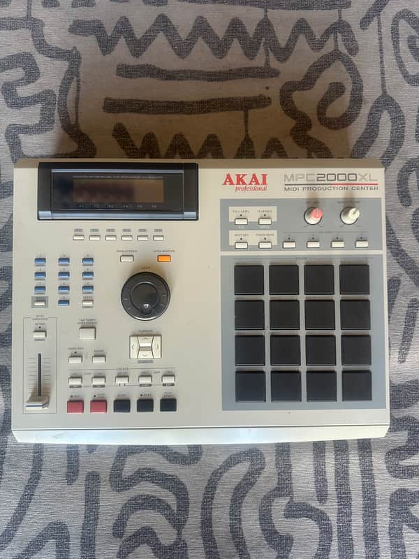 Akai MPC2000XL MIDI Production Center 2000 - 2005 - Grey image 1