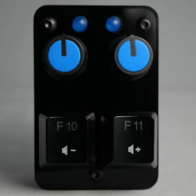 useMidi madMidiMiniClassic Acrylic 2025 with 2 Note Buttons 2 Potentiometers and LEDs image 2