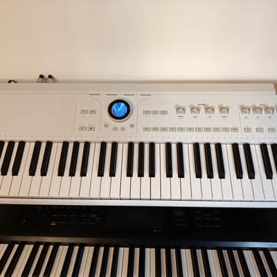 Arturia AstroLab 61-Key Stage Keyboard - Present - White image 2