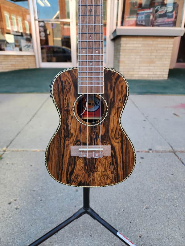 Amahi UK440C-EQ Concert Ukulele w/Electronics - Natural image 1