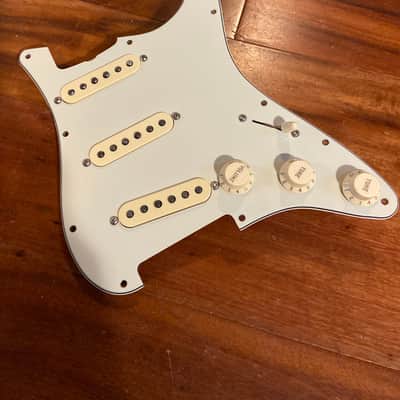 Fender Player Strat Stratocaster Hot 8K Alnico 5 Pickups Aged White/Green '62 Pickguard image 1