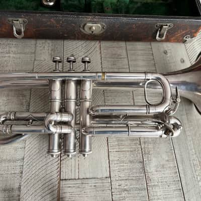 1909 Frank Holton “New Proportion” Cornet – Chicago Era – Couturier Model – Silver – Original Case & Mouthpieces image 2