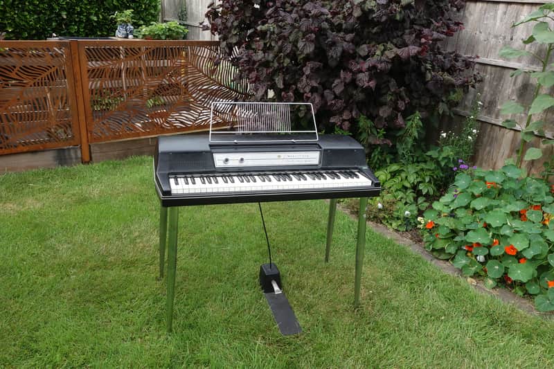 Wurlitzer 200A electric piano + V Vibe amplifier + music stand image 1