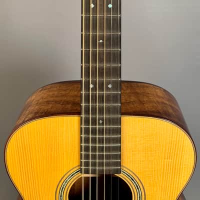 Martin Custom Shop 14-Fret 00 'Deep Body' Adirondack & Koa image 4