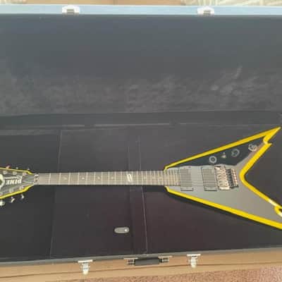 Dean Dime Razorback V 255 Classic Guitar 2007 Dimebag Black with Yellow Bevels EMG 81 85 Active Pickups with 24 Frets and Floyd Rose Tremolo image 4