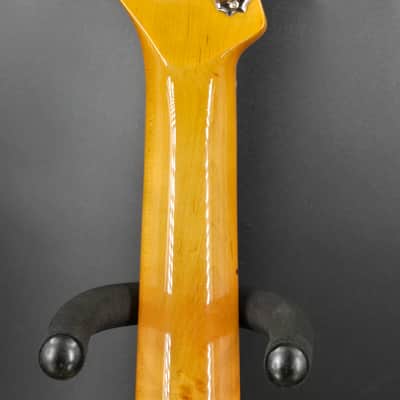 Squier 0374096589 Classic Vibe™ Duo-Sonic™ HS, Maple Fingerboard, Gold Anodized Pickguard, Desert Sand image 6