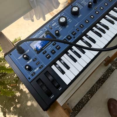 Novation MiniNova 37-Key 18-Voice Synthesizer 2012 - Present - Blue