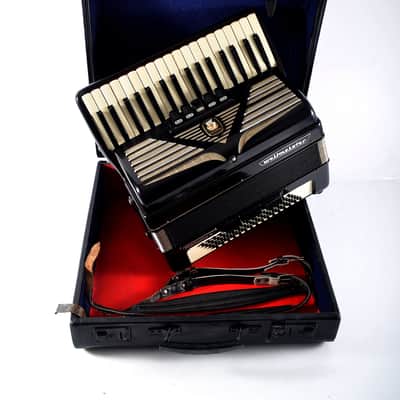 TOP German Made Piano Accordion Weltmeister Manuela II - 80 bass, 8 reg. (5+3) + Hard Case & Shoulder Straps ~ Akkordeon image 9