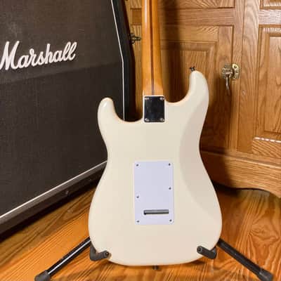 Fender Deluxe Roadhouse Stratocaster with Maple Fretboard 2008 - 2013 Arctic White image 5