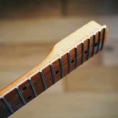Stratocaster Neck – Roasted Maple | 22 Frets | Light Gloss Finish | Bone Nut imagen 15