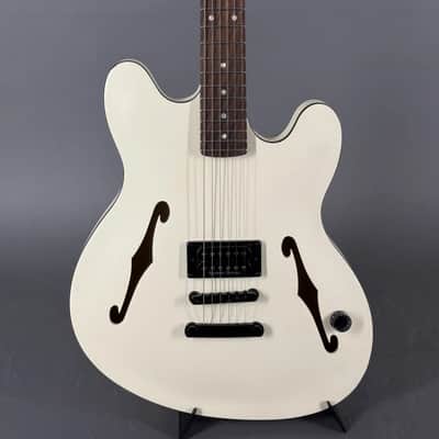 Fender Tom Delonge Starcaster, Satin Olympic White 3,1 kg inkl. Gigbag image 1