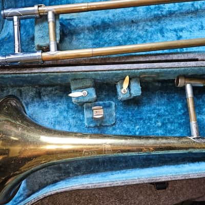 Holton TR602 Trombone with mouthpiece and case, USA. Good condition image 8
