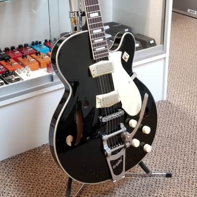 used Silvertone 1446 Semi-Hollow Guitar, Very Good Condition with Gig Bag image 3