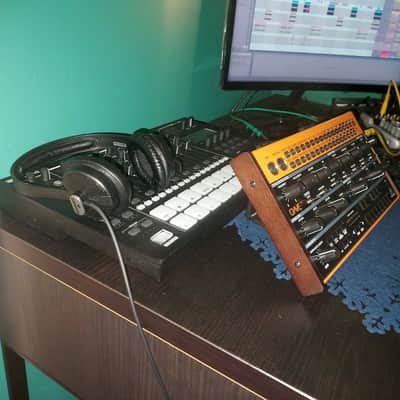 Behringer Grind / Crave / Edge 45° Desktop Synth Studio Wedge Stand image 8