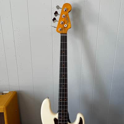 Mojo Dojo – Olympic White Precision Bass – AV II Neck – Custom Shop Pickup – PLEK + Pro Setup – Excellent Player image 3