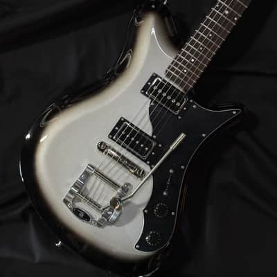 OOPEGG Standard Collection Stormbreaker "Prototype" P90 x 2 w. G5 Vibrato / Silver Burst image 1