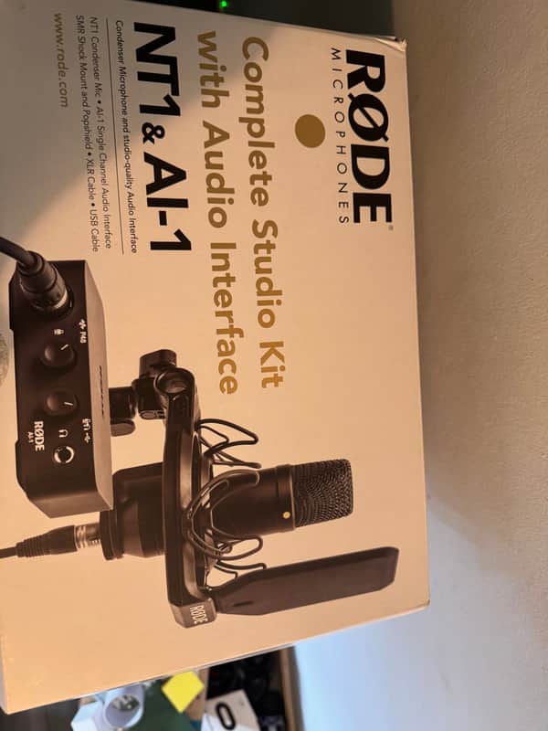 Immagine RODE NT1-AI1 Complete Studio Kit with NT1 Microphone and AI-1 Interface 2010s - Black - 1