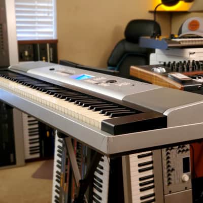 MUST SEE!!! YAMAHA DGX 520 (YPG 525) SEMI-WEIGHTED 88-KEY DIGITAL PIANO IN AMAZING CONDITION! image 3