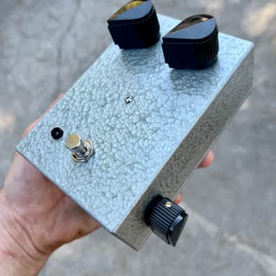 The Cobra Cat Super-Fuzz Guitar Pedal in Silver Hammerite - Univox Clone image 5