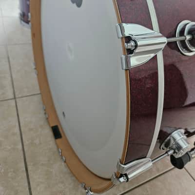 DW Collector’s Series 6-Piece Drum Set w/ Matching Snare & 6 Padded Bags – Ruby Red Glass Glitter with soft cases. image 11