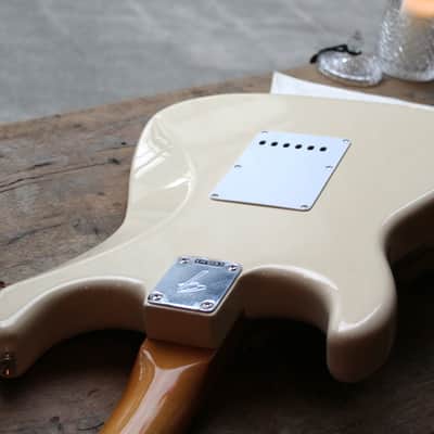 NEW MODEL FENDER "Vintera III Late '60s Stratocaster, Maple Fingerboard, Olympic White" GIGBAG, 3, 75 KG image 4