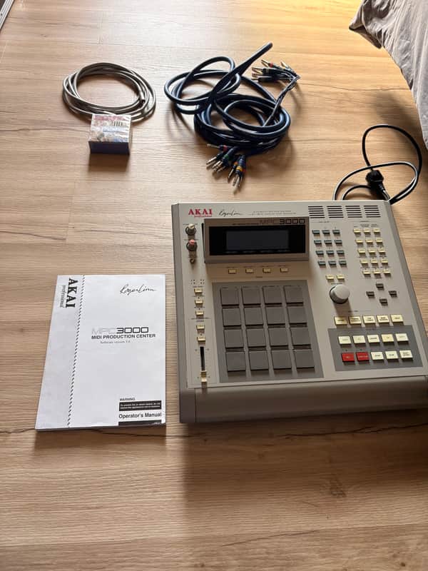Akai MPC3000 with the original manual + multicore + new floppies + coaxial cable image 1