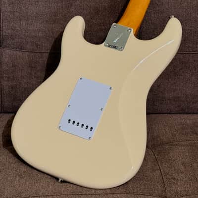 Fender Vintera III Late '60s Stratocaster with Fender Deluxe Gig Bag and Case Candy - 2025 Model in Olympic White image 7