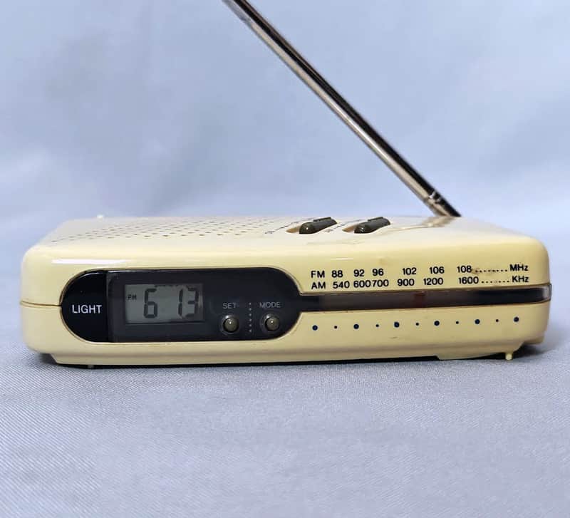 Cosmo CR-2509 Vintage Retro Portable Clock Am/fm Digital Radio - WORKING image 1