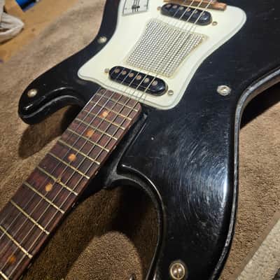 Hagstrum model 1 guitar Model 1 1960s - Black plastic, the back black paint image 4