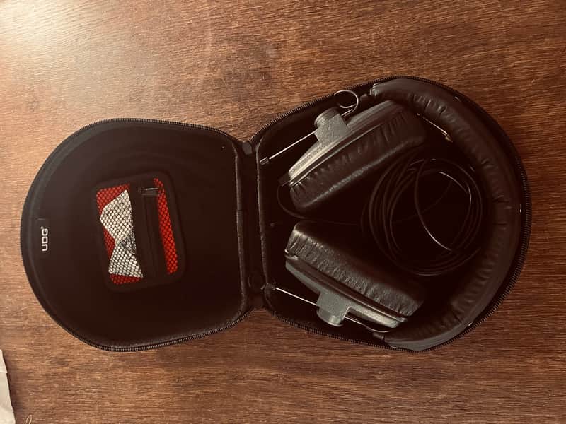 Beyerdynamic DT 150 with case image 1