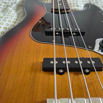 Fender Highway One Jazz Bass 2003 - 2011 - 3-Color Sunburst image 5