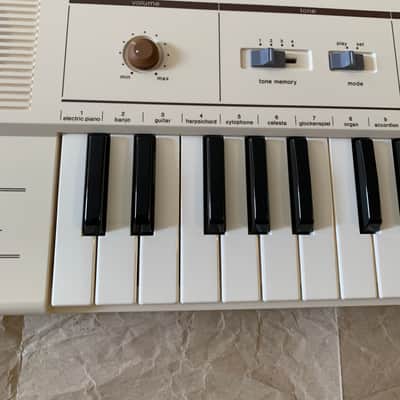 Casio MT-31 Casiotone MT31 37-Key Semi Analog Keyboard MIJ 1980's White RARE MINT in orignal box with Users Manual booklet image 5
