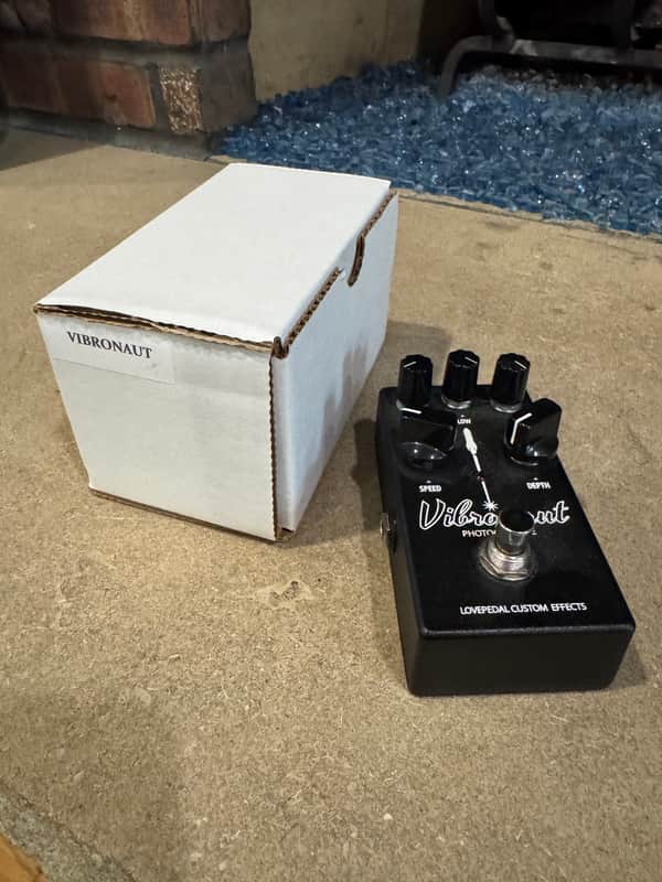 Lovepedal Vibronaut Photo-Cell 2022 - Black image 1