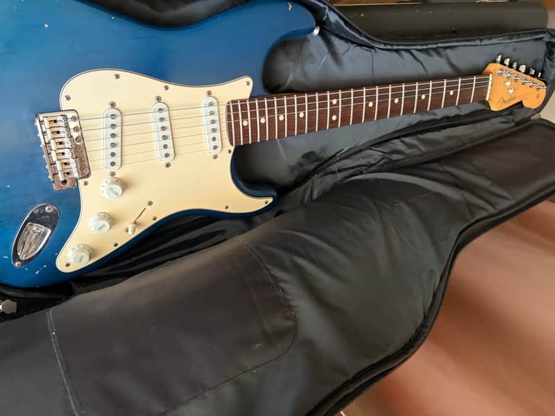 Fender Highway One Stratocaster with Rosewood Fretboard 2002 - 2005 - Sapphire Blue Transparent